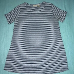 DIVIDENDS maternity short sleeve stretchy kno top size M 🌼Host Pick🌼